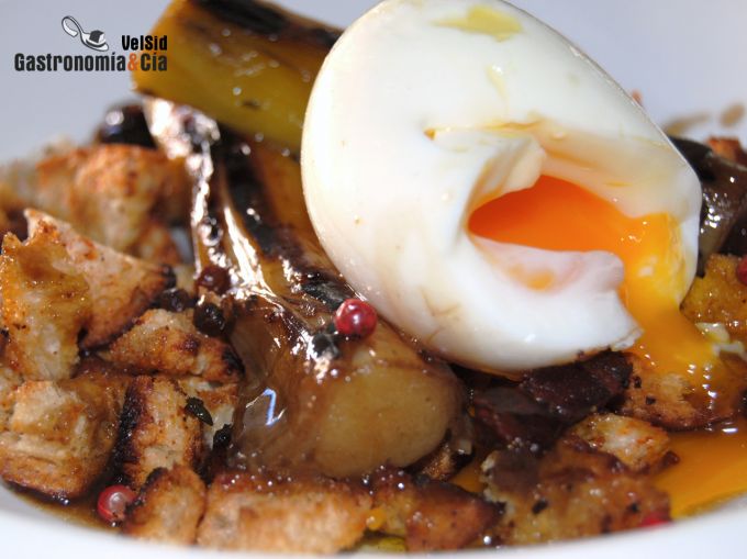 Huevo mollet con puerros al aroma de setas y migas cruj