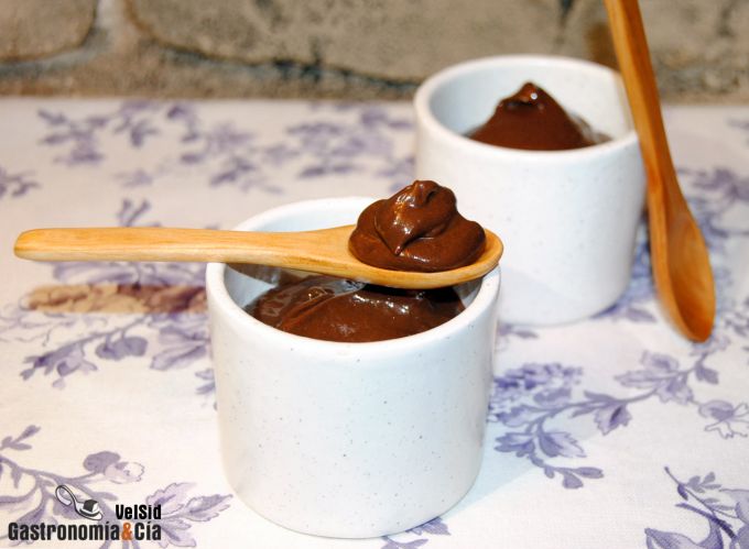 Mousse de chocolate, plátano y aguacate