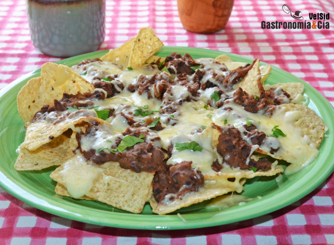 Nachos con fríjoles y queso, una receta mexicana fácil