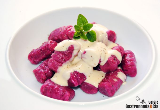 Ñoquis de remolacha con salsa de queso