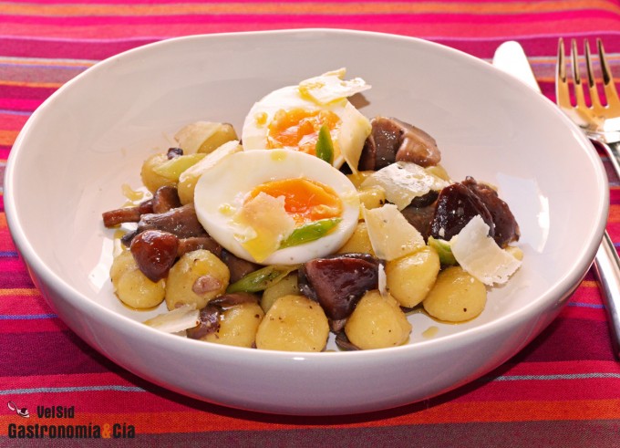 Ñoquis con setas, huevo y aceite de trufa
