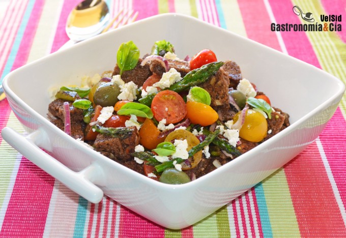 Panzanella integral con espárragos, tomate y feta