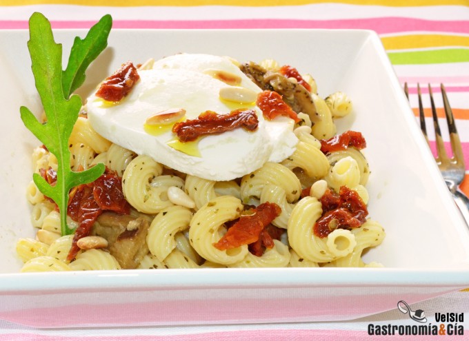Ensalada de pasta con berenjena asada y mozzarella