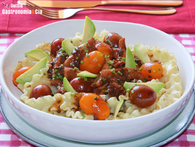 pasta mafalda y pollo marinado con salsa teriyaki, toma