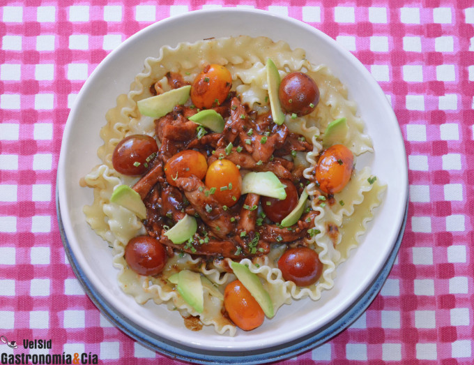 pasta mafalda y pollo marinado con salsa teriyaki, toma
