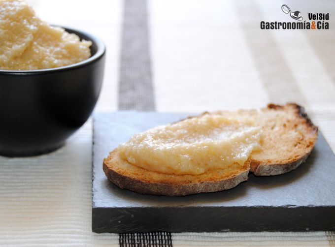 Paté de ajo asado y queso ahumado