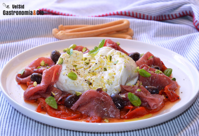 Ensalada de pimientos asados con burrata, carpaccio de 