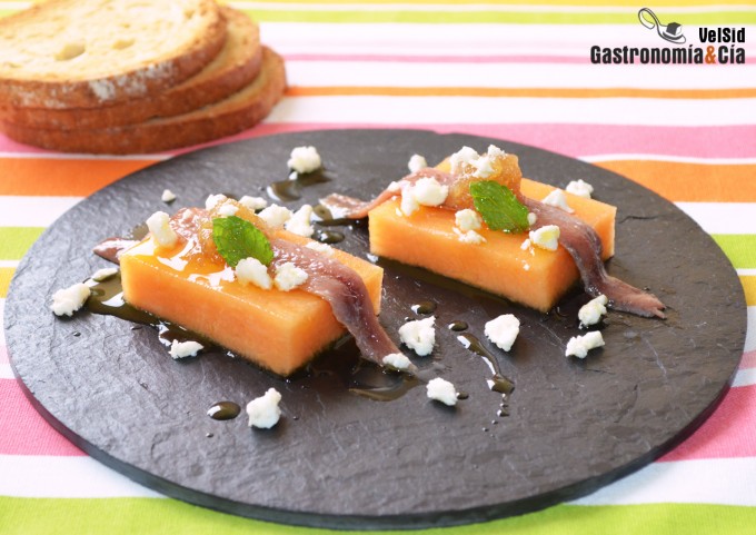 Pincho de melón con anchoa con mermelada de cebolla