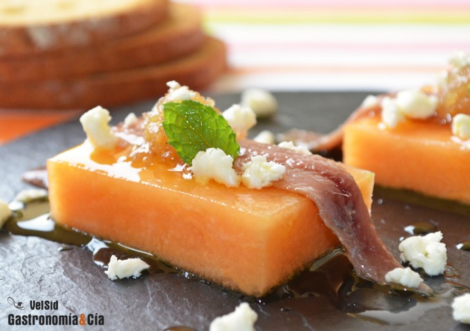 Pincho de melón con anchoa con mermelada de cebolla