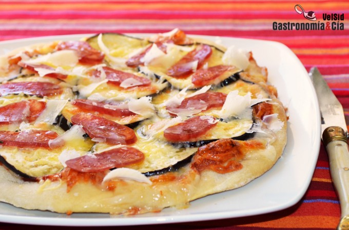 Pizza de berenjena y fuet