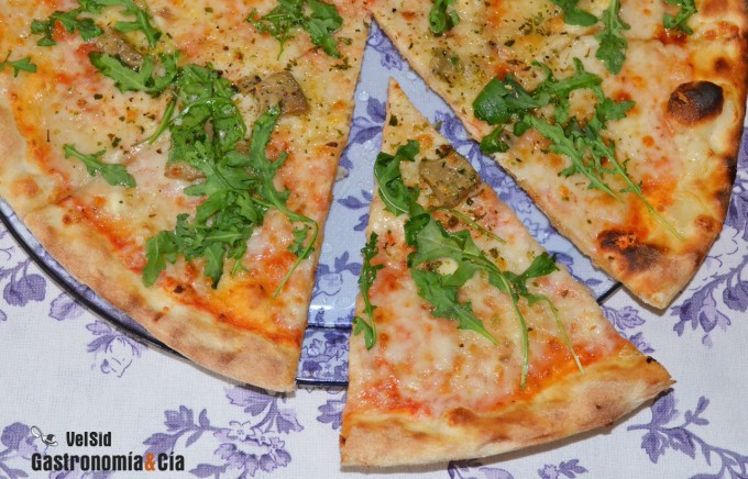 Pizza de queso de cabra, foie gras y miel