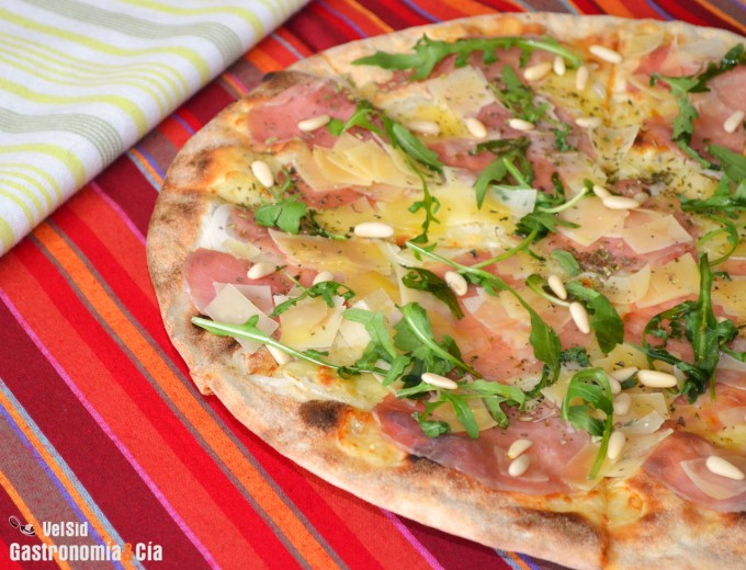 Pizza de carpaccio, rúcula y piñones