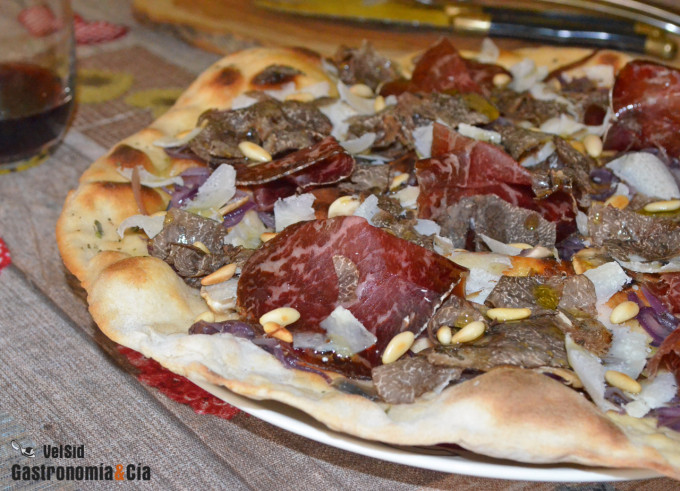 Pizza de champiñones, cecina y trufa