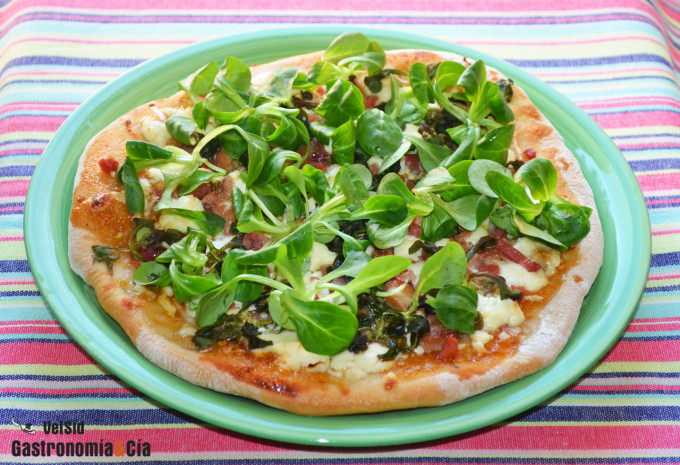 Pizza con compota de tomate, queso feta y foie gras