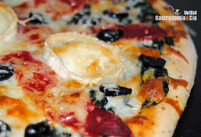 Pizza de espinacas, piquillo y queso de cabra