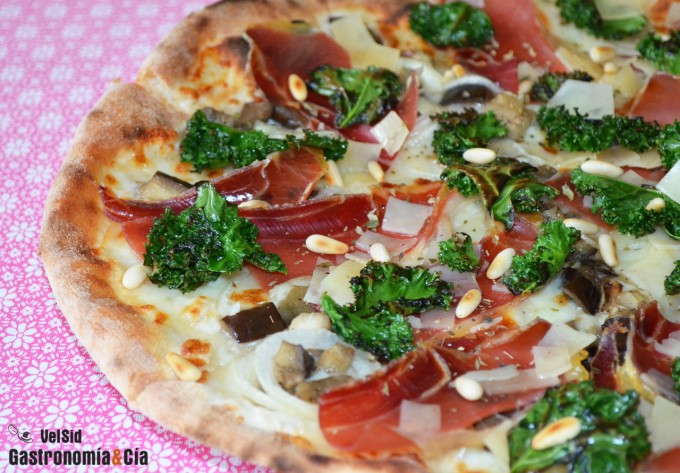 Pizza con kale, berenjena y jamón