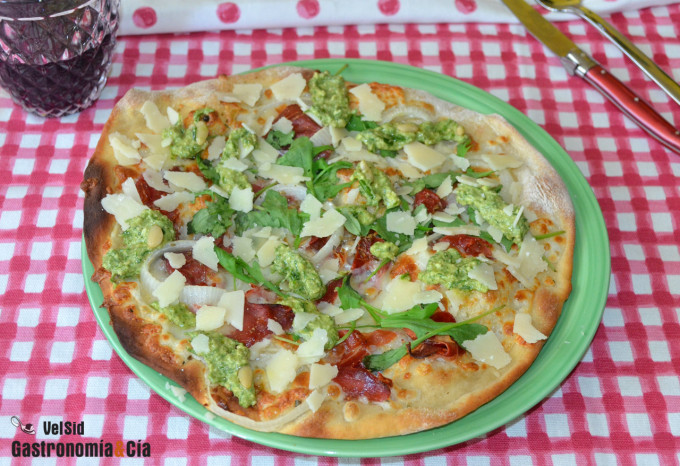 Pizza con ricota, jamón y pesto de cebollino