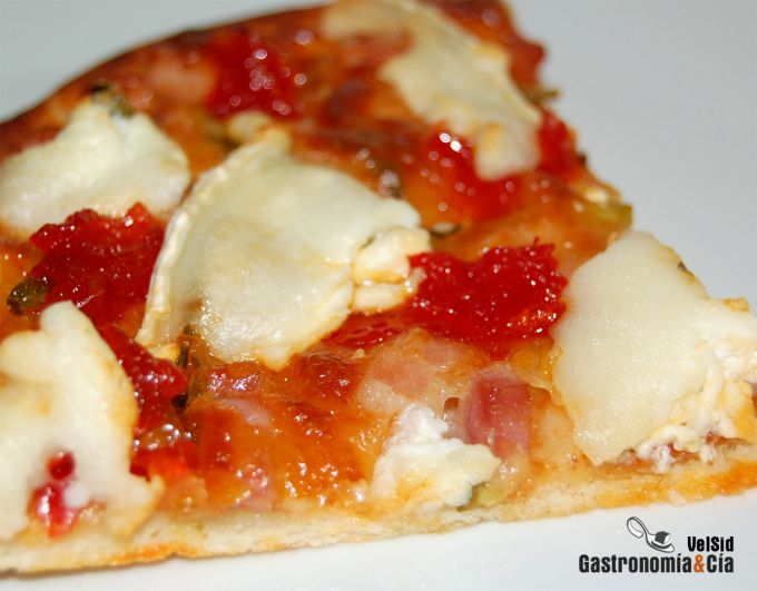 Pizza con queso de cabra y pimientos confitados