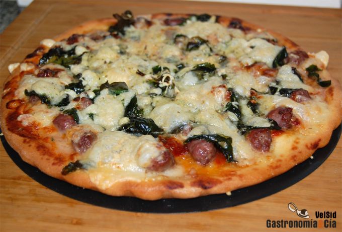 Pizza de salchichas y espinacas