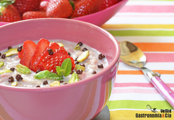 Porridge con fresas calientes