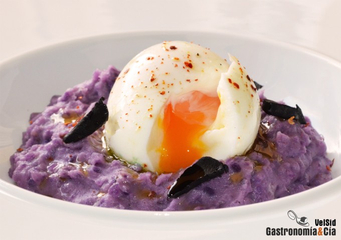 Puré de patata violeta con huevo mollet