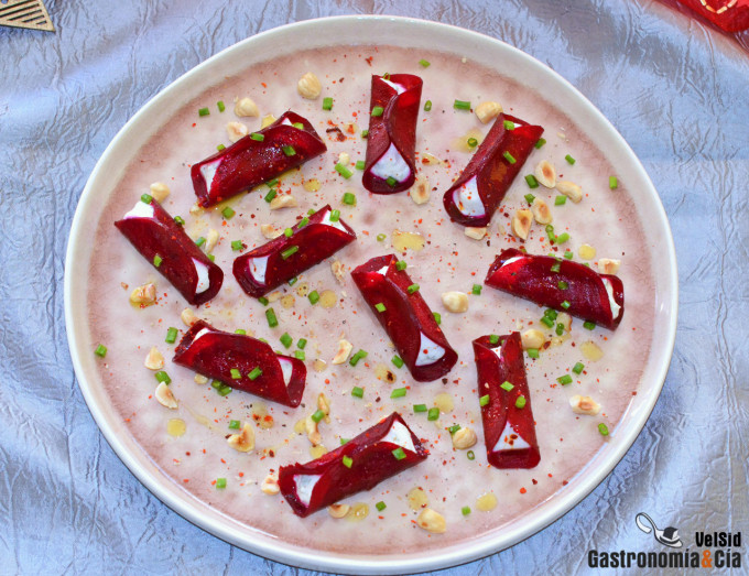 Ravioli de remolacha con yogur y avellanas, un rico ape