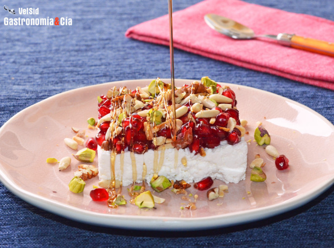 Requesón con granada, frutos secos y miel