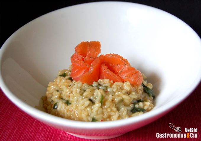 Risotto de espinacas con salmón marinado al jengibre