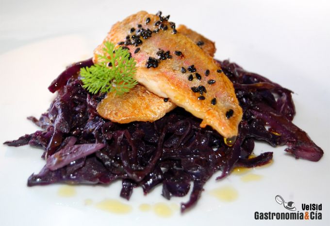 Salmonetes con col lombarda al jengibre y sésamo