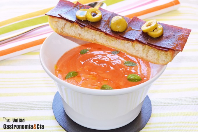 Salmorejo con tosta de cecina y aceitunas