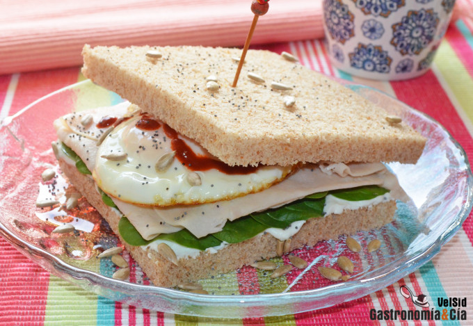 Sándwich de espinacas, pollo y huevo con sriracha