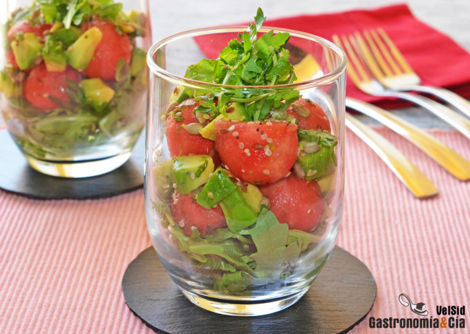 Sandía, aguacate, rúcula y semillas, una ensalada para 