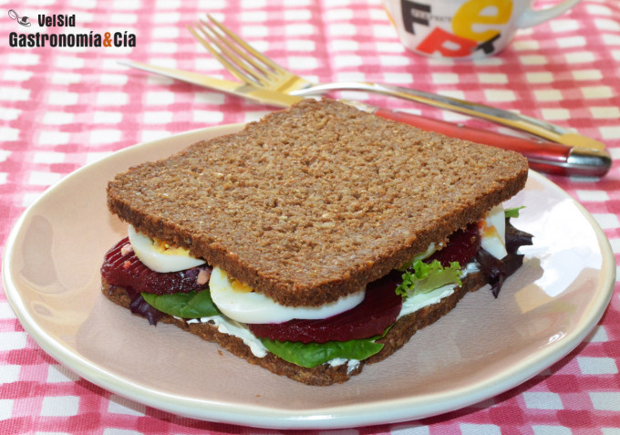 Sándwich de pan de centeno con huevo duro y remolacha