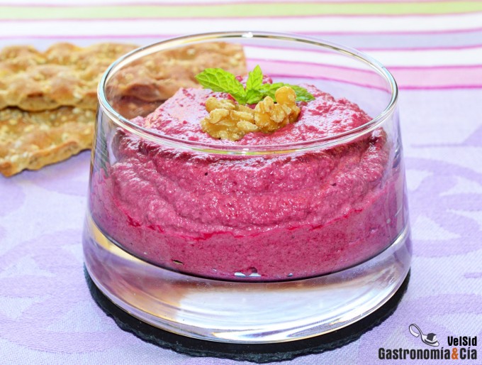 Skordalia de nueces y remolacha