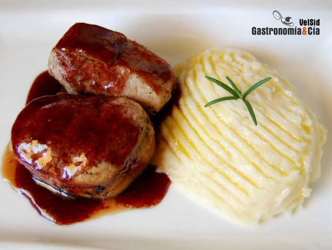 Solomillo con glaseado de arándanos y parmentier de rom