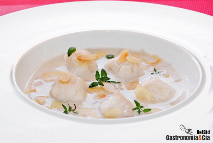 Sopa de cebolla, rape y almendras