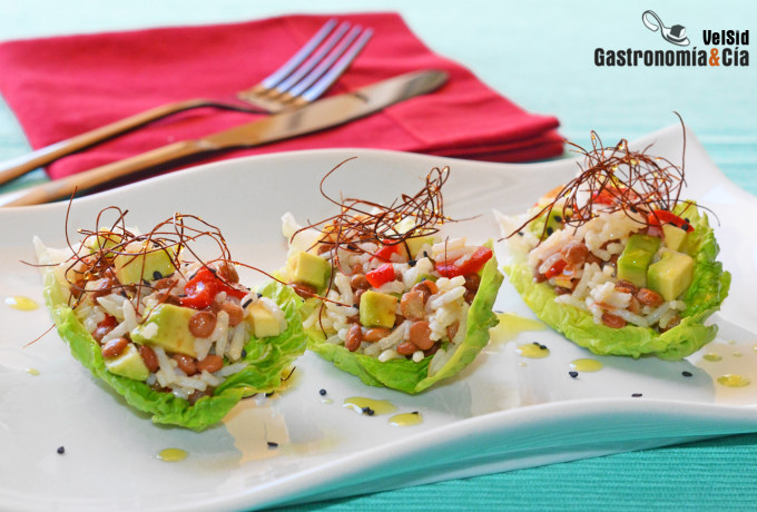 Tacos de lechuga con arroz, lentejas y aguacate