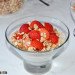 Crema de requesón, fresas y granola casera