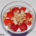 Crema de requesón, fresas y granola casera
