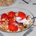 Crema de requesón, fresas y granola casera