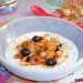Bol de yogur con manzana salteada, arándanos y frutos s