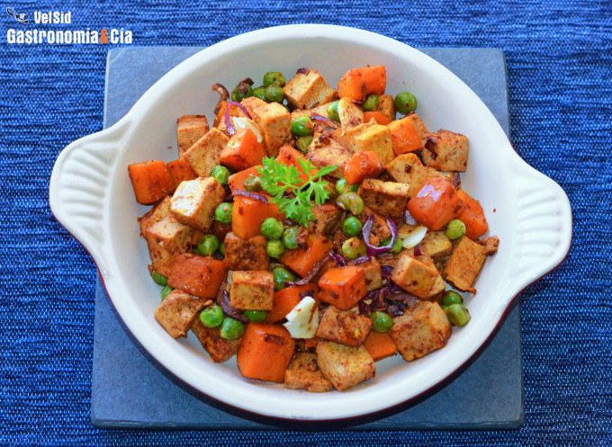 Salteado de tofu, calabaza y guisantes