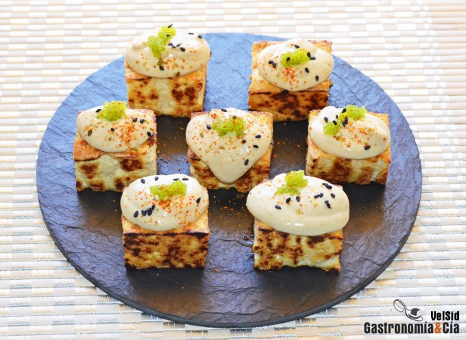 Tofu a la parrilla con falsa mahonesa de jengibre y ajo