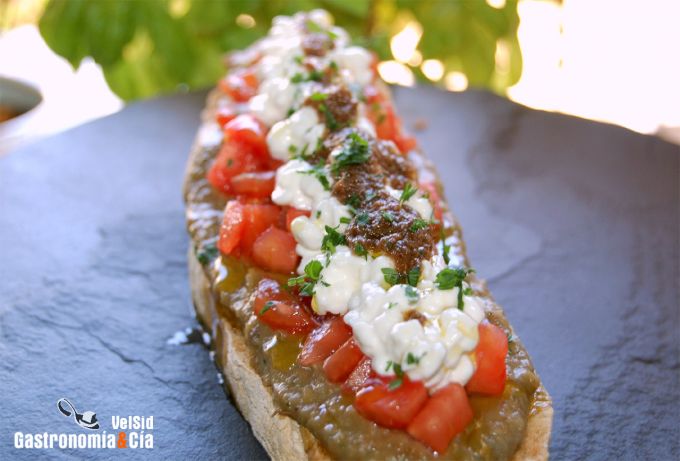 Tosta de berenjena, tomate, cottage y aceite de anchoa