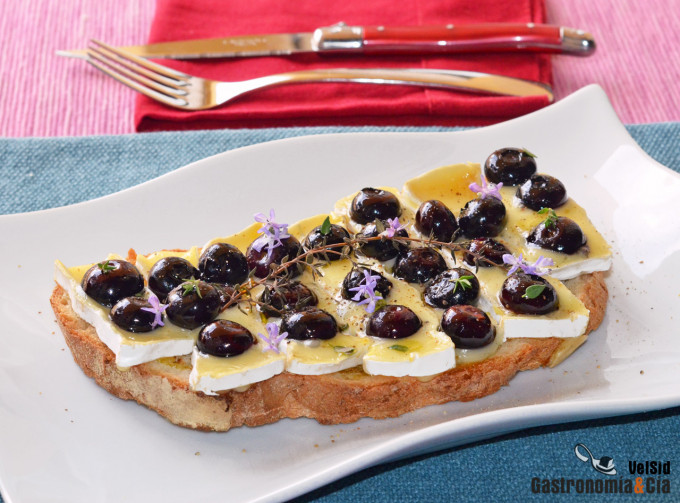 Tostada con queso brie y arándanos al tomillo