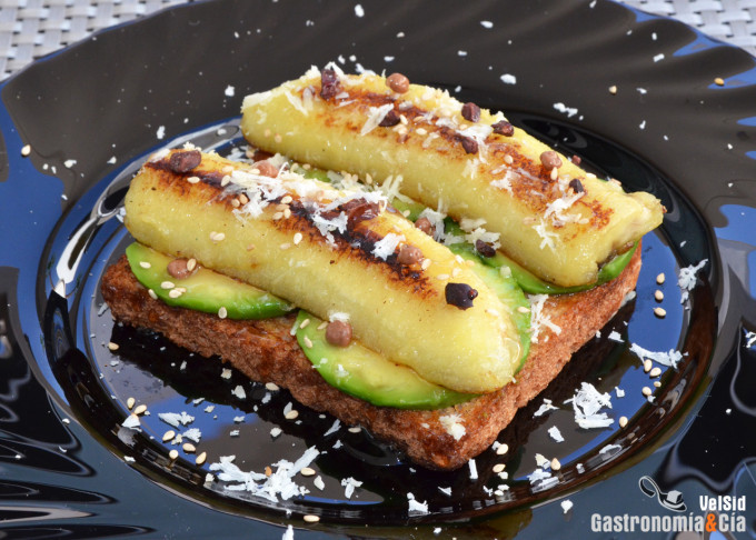 Tostada con aguacate y plátano caramelizado con ghee