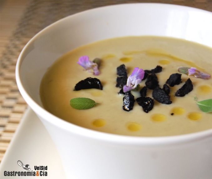 Vichyssoise de alcachofas y aceitunas crujientes