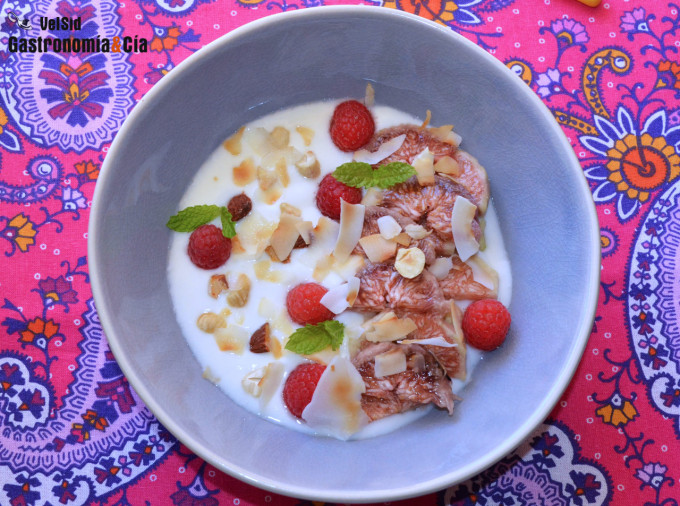 Yogur con brevas y coco tostado