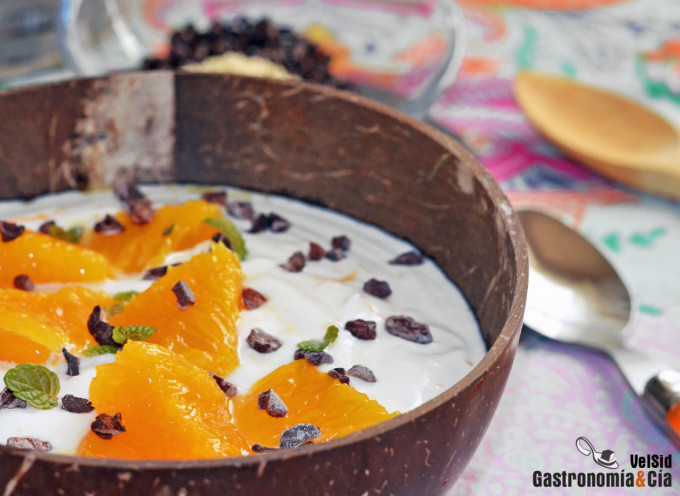 Yogur de naranja natural con fruta fresca
