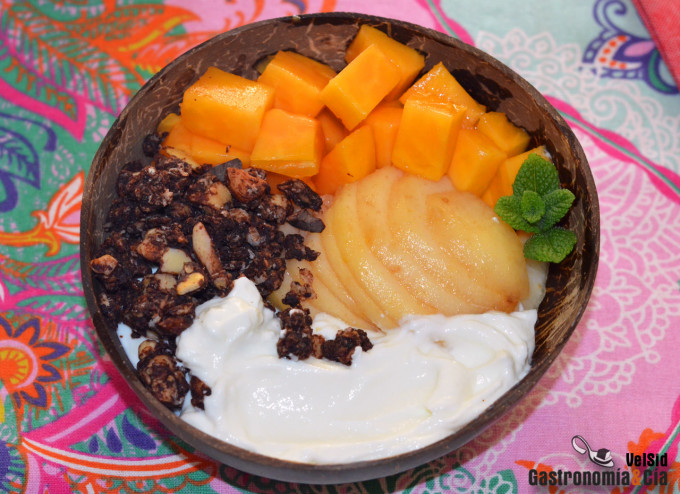 Yogur colado con pera, papaya y granola 